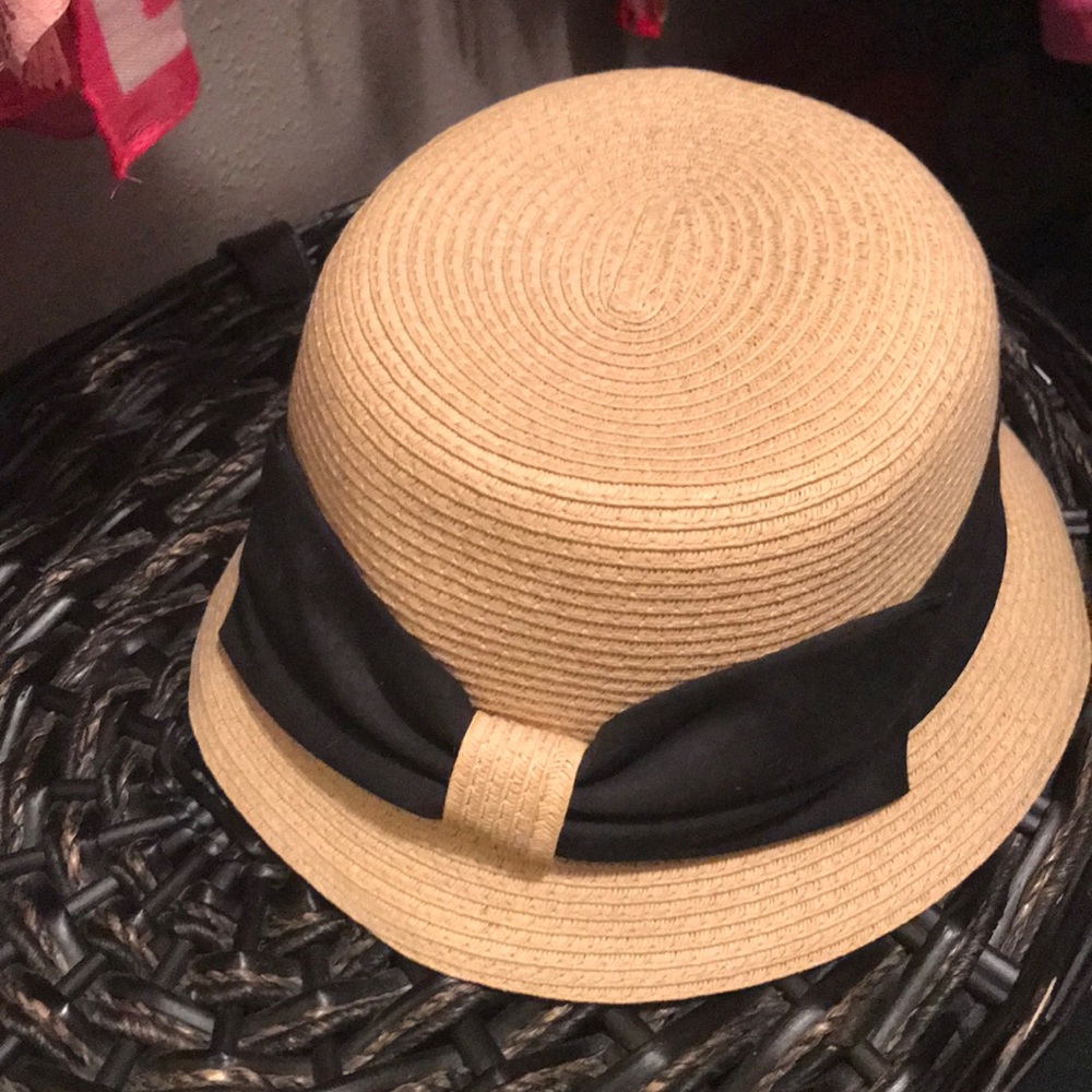 Collapsible straw hat with black ribbon